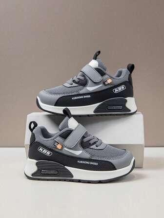 Une paire de baskets respirantes en mesh pour enfants | Chaussures légères antidérapantes | Bloc de couleur noir et gris | Décontractées unisexes pour toutes les saisons | Confort minimaliste pour garçons et filles