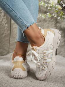 女士学院风透气网眼系带休闲运动鞋，优雅实用的白色网球鞋，适合学生和户外穿着