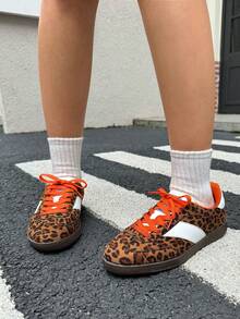 DareSee Nouvelles baskets mode décontractées rétro de haute qualité pour femmes, chaussures plates de luxe convenant aux étudiants et aux couples. Cadeaux pour les festivals de musique, le style Y2K, la rentrée scolaire, l'automne et l'hiver - imprimé léopard - Voir 1