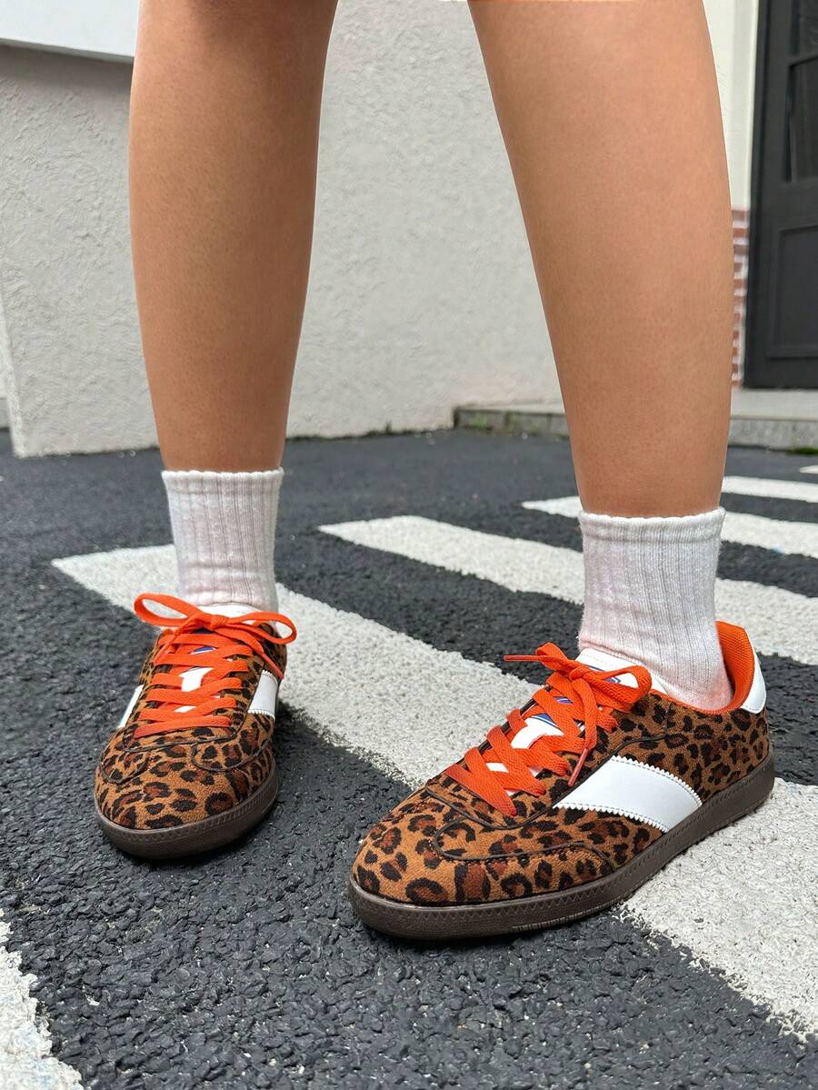 DareSee Nouvelles baskets mode décontractées rétro de haute qualité pour femmes, chaussures plates de luxe convenant aux étudiants et aux couples. Cadeaux pour les festivals de musique, le style Y2K, la rentrée scolaire, l'automne et l'hiver - imprimé léopard - Voir 1