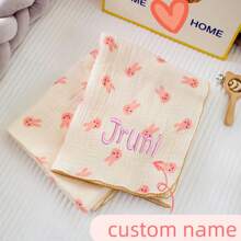 可定制名字刺绣双层纱布婴儿毯 宝宝卡通襁褓 尺寸110cm*100cm 适用于空调房新生儿 - 粉兔頭(花邊 - 查看 2