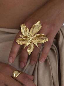 1pc Exaggerated Wide Floral Faux Pearl Hollow Asymmetrical Textured Metal Chunky Ring, Cute & Fashionable, Minimalist & Elegant, Retro Design, Suitable For Festivals, Parties, Dates, Daily Wear, An Ideal Gift