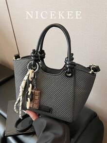 极具魅力的大容量时尚手提包，休闲优质纹理斜挎包，搭配可爱仿巧克力吊坠，百搭日常小众设计水桶包，适合通勤、旅行、度假 - 黑色 - 查看 2