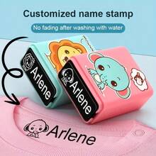 ختم شخصي بتصميم كيوت، ختم اسم مخصص مصمم لتخصيص الملابس. إنه ختم اسم شخصي مع أنماط كرتونية، وختم توقيع، وختم اسم مقاوم للماء، مثالي للزي المدرسي، والملصقات المخصصة، والهدايا، ولوازم المدرسة، والعودة إلى المدرسة - متعدد الألوان - مشاهدة 1