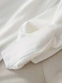 女士舒适加大码常规袖衬衫，带领子、不对称下摆和略带弹性的梭织面料，适合日常穿着。