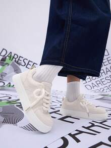 DareSee 女士时尚撞色米色透气系带圆头运动鞋，适合休闲、运动、音乐节、Y2KFest、返校季、秋季、圣诞节、冬季等场合，是理想的圣诞礼物之选。