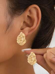 1 par de pendientes de tachuela geométricos asimétricos de metal exagerados para mujeres, adecuados para uso diario con varios tipos de pendientes