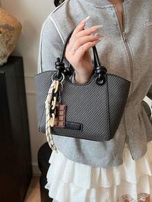 极具魅力的大容量时尚手提包，休闲优质纹理斜挎包，搭配可爱仿巧克力吊坠，百搭日常小众设计水桶包，适合通勤、旅行、度假 - 黑色 - 查看 4