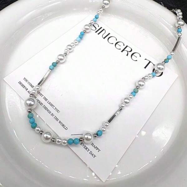1 Stück Perlenkette - Raffiniert und elegant. Das zarte Zusammenspiel zwischen Perlen und blauen Perlen. Ideal als Geschenk für einen Lieben oder als Verwöhnung für sich selbst, diese Perlenkette ist eine zeitlose Investition, die über Generationen geschätzt wird.