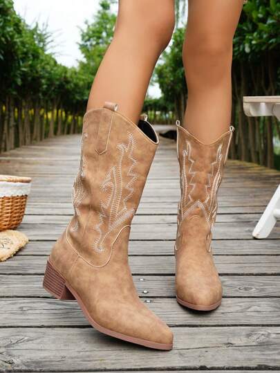 Nouvelles bottes de cowboy occidentales pour femmes. Bottes occidentales pointues rétro classiques à la mode avec broderie. Talons épais, mi-mollet, bottes de plein air pour femmes