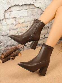 - بوت قصيرة من الجلد بطراز بريطاني جديد للنساء لموسم الخريف/الشتاء 2025 - بوت قصيرة ذات كعب سميك أنيقة باللون البني الفاتح - بوت بنمط كلاسيكي برأس مدبب وسحاب معدني على الجانب - بوت تشيلسي ذات كعب سميك وكعب عالي - بوت غربية بكعب متوسط الارتفاع على الطراز الأمريكي - بوت قصيرة بأنماط موضة