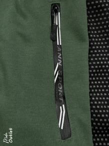 Short casual y deportivo para hombre, estampado de dos líneas pequeñas en los laterales de la prenda, talle de cintura natural con cordón y ajuste de pierna suelto, bolsillos funcionales con cierre para mayor seguridad, tela de poliéster y elastano, apto para temporadas de primavera y verano, muy fresco y cómodo, ideal para hacer deporte o el uso casual. - Verde - Ver 5