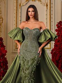Um Vestido de Gala de Luxo Estilo Tribunal com Capa de Cetim, Manga Bufante, Bordado 3D com Contas em Formato de Pétalas e Decote Tomara que Caia na Cor Verde Oliva