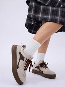 DareSee 女士复古厚底系带休闲运动鞋，适合春秋季音乐节、Y2K 节、返校季、秋季圣诞节、冬季圣诞节等场合，也是圣诞礼物的理想之选。 - 彩色 - 查看 2