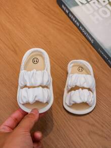 1双女童弹力褶皱设计平底休闲舒适布凉鞋，适合夏季穿着