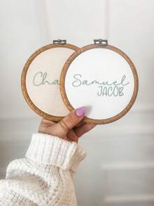 全新个性化宝宝名字公告 | 新生儿名字公告 | 医院名字公告 | 墙饰 | 中性纪念品，宝宝名字牌，名字公告，刺绣框，新生儿公告，新生儿摄影，新生儿摄影道具，宝宝名字装饰，新生儿礼物，婴儿派对礼物，新生儿名字牌，宝宝礼物创意，婴儿房纪念品，新生儿返校纪念品，多功能，装饰性，字母，时尚，现代，多彩，可爱，迷人，休闲，定制，个性化，独特，定制，送给他的理想礼物，送给她的理想礼物，儿子，女儿，圣诞礼物