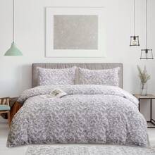 2/3-Piece Bed Sheet Set Offers A Selection Of Different Sizes To Perfectly Fit Various Bed Sizes. Made From High-Quality Material, It Ensures A Comfortable Sleep Experience. Thanks To Its Natural Hypoallergenic Properties, It Is Particularly Suitable For Sensitive Skin And Is Also Easy To Care For.