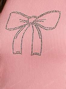 Blusa  de canalé con moño de pedrería, manga corta y acabado ondulado – Moda 2025