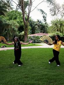 1把女士折叠手扇 - 武术扇 - 大号折叠扇 | 尼龙布复古扇，中国功夫太极舞装饰手扇，非常适合返校、毕业、派对和舞蹈活动 - 绝佳的礼物选择。 - 彩色 - 查看 9