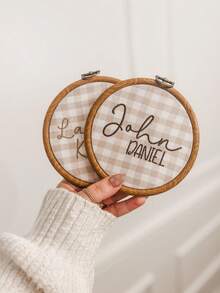 全新个性化宝宝名字公告 | 新生儿名字公告 | 医院名字公告 | 墙饰 | 中性纪念品，宝宝名字牌，名字公告，刺绣框，新生儿公告，新生儿摄影，新生儿摄影道具，宝宝名字装饰，新生儿礼物，婴儿派对礼物，新生儿名字牌，宝宝礼物创意，婴儿房纪念品，新生儿返校纪念品，多功能，装饰性，字母，时尚，现代，多彩，可爱，迷人，休闲，定制，个性化，独特，定制，送给他的理想礼物，送给她的理想礼物，儿子，女儿，圣诞礼物