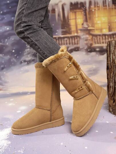 女式休闲中筒雪地靴；冬季保暖内衬靴子，采用毛茸茸的袖口设计和带扣装饰，百搭时尚，舒适保暖，适合秋冬季户外活动和通勤