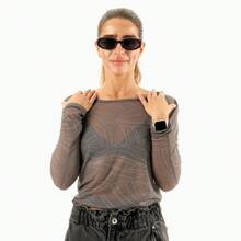 Blusa transparente con diseño lurex y efecto brillante, de manga larga y ajuste ceñido, ideal para looks elegantes y modernos. Perfecta para combinar con prendas básicas y destacar en ocasiones nocturnas. Su estilo sofisticado resalta la silueta, siendo adecuada para eventos especiales y outfits glamorosos. Una pieza versátil que añade un toque de distinción a cualquier guardarropa - Gris - Ver 1