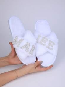 1 件舒适白色珍珠装饰新娘拖鞋优雅毛绒设计，柔软面料衬里，适合单身派对和婚礼庆典