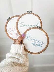 全新个性化宝宝名字公告 | 新生儿名字公告 | 医院名字公告 | 墙饰 | 中性纪念品，宝宝名字牌，名字公告，刺绣框，新生儿公告，新生儿摄影，新生儿摄影道具，宝宝名字装饰，新生儿礼物，婴儿派对礼物，新生儿名字牌，宝宝礼物创意，婴儿房纪念品，新生儿返校纪念品，多功能，装饰性，字母，时尚，现代，多彩，可爱，迷人，休闲，定制，个性化，独特，定制，送给他的理想礼物，送给她的理想礼物，儿子，女儿，圣诞礼物