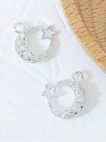 18 peças, pingente de estrela e lua em liga metálica de 17,5 mm. Não desbota facilmente, não causa alergias nem oxidação. Adequado para brincos, colares, pulseiras, tiaras e grampos de cabelo. Pingentes para capas de celular, decorações para chaveiros. Acessórios "faça você mesmo". Crie suas próprias joias com pingentes exclusivos. Chaveiros, amuletos e peças decorativas. Acessórios para joias com pingentes "faça você mesmo". Suprimentos para fabricação de joias. Artesanato com pingentes para pulseiras e presentes do dia a dia. Volta às aulas.