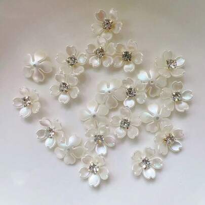 50 st/påse, 14 mm 5-blads crêpe myrtenblommor, guldfärgade klor set med strass och hartsblommor, pärlor, för kläddekoration