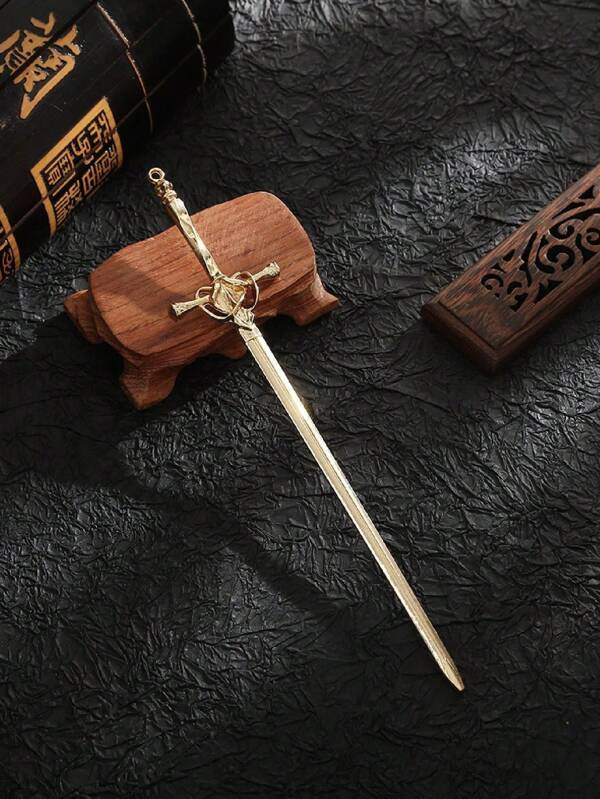 Grampo de cabelo/bastão de cabelo em forma de espada de metal estilo chinês, adequado para mulheres/meninas com cabelos longos, dourado, tamanho único, pode ser usado como um acessório formal para adicionar elegância. Além disso, o grampo de cabelo pode ser usado para autodefesa em situações de emergência. Feito de liga metálica durável, resistente ao desbotamento e durável. A linda borla adiciona um toque retrô clássico ao grampo de cabelo em forma de espada, adequado para mulheres ou adolescentes.