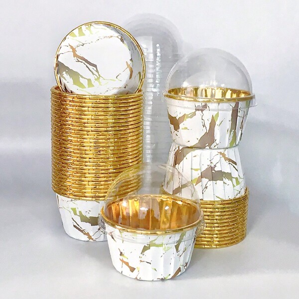 Cakegiugiu 1 ensemble, 50/100 pièces Caissettes à cupcakes jetables avec couvercles, caissettes à muffins jetables avec couvercles, caissettes à cupcakes brillantes résistantes à la chaleur, moules à muffins, ustensiles de cuisson, caissettes à bords recourbés pour gâteaux, supports à gâteaux, caissettes à cupcakes pour mariages et anniversaires