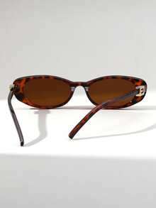 1副女士猫眼小框个性化眼镜，复古装饰镜腿，时尚百搭街头风，高端大气。