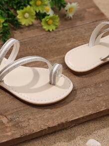 1 Pair Toddler Girls White Fashion Slip-On Sandals With Metallic Buckle Decoration, Cute Round Toe Design, Suitable For Daily, Beach, Party Wear, Summer New Arrival