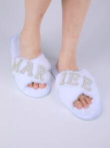 1 件舒适白色珍珠装饰新娘拖鞋优雅毛绒设计，柔软面料衬里，适合单身派对和婚礼庆典