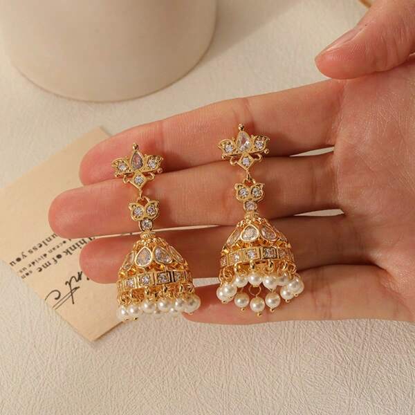 1 pièce Boucles d'oreilles créoles larges avec pendentif en perle embossé creux et incrustation de zirconium. Accessoire de bijouterie élégant pour femmes, convient pour les mariages, galas et cérémonies. Boucles d'oreilles en perle, style lanterne, Fête nationale saoudienne, cadeau pour enseignants