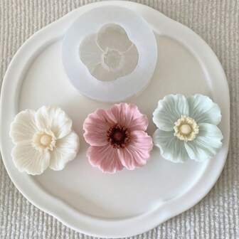 1/2 件花朵硅胶模具，白色虞美人形状 DIY 装饰模具，花瓣设计精致，可制作精美花卉作品，适用于手工皂、香薰蜡烛、香薰蜡、石膏、滴胶、珠宝、汽车香薰石、树脂和聚合物粘土，易于脱模，可作为婚礼、毕业典礼、生日派对、节日家居装饰的礼品制作用品