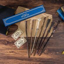 Warner Bros 1 Pieza Juego de Varita de Harry Potter - Varita de Hermione, Varita fabricada con resina finamente detallada con un núcleo de acero en su interior, perfecta para disfraces de Halloween, actuaciones en el escenario, cosplay y juegos de roles. Presentada en una caja de regalo de lujo con estampado de lámina azul, incluye un boleto de "Correo Lechuza" con estampado de lámina de ida y vuelta. Un artículo de coleccionista ideal y un regalo pensativo.