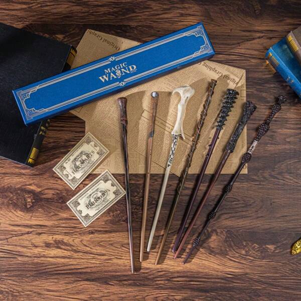 Warner Bros 1PC Harry Potter Wand Set – Hermione's Wand, 's Wand Crafted From Finely Detailed Resin With A Steel Core Inside, Perfect For Halloween Costumes, Stage Performances, Cosplay, And Role-Playing. Presented In A Luxurious Blue Foil-Stamped Gift Box, Includes A Round-Trip Foil-Stamped "Owl Post" Ticket. An Ideal Collectible Item And Thoughtful Gift.