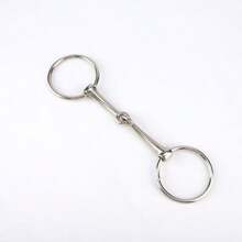 采用减压设计的不锈钢衔铁可减轻马嘴的不适感，反应灵敏，适合障碍赛和日常骑行，易于清洁和维护，标准水瓶接口，马匹训练衔铁，舒适的护齿设计，精确的马匹控制，增强马匹和骑手之间的沟通，耐咬。