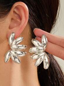 1 par de pendientes de botón de diseño de pétalos de metal exagerados, moda para mujeres