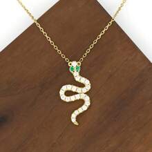 1 件 925 纯银金色蛇形吊坠项链，镶嵌璀璨钻石和祖母绿，彰显奢华优雅，适合晚会、婚礼或高端社交活动