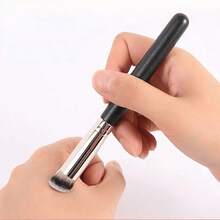 这款光泽手柄化妆刷拥有柔软浓密的刷毛，男女皆宜，适用于遮瑕、晕染、定妆粉、液体、膏状和抛光等各种化妆品。它还可以用来修饰鼻型和遮盖瑕疵。 - 黑色 - 查看 9