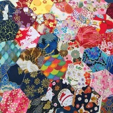 50 片装六角形绗缝布料方块，100% 涤纶，预裁无缝工艺，仅可手洗，花卉图案，预裁布料块，适用于 DIY 项目（款式随机） - 彩色 - 查看 4