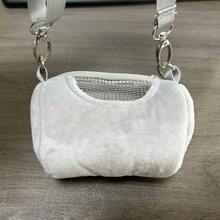 便携式仓鼠背包 - 柔软透气的旅行包，适合仓鼠和小型宠物（舒适的圆形设计 - 非常适合去看兽医和户外探险）