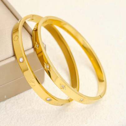 Bộ 2 vòng tay thời trang cao cấp, vòng tay hình cỏ bốn lá rỗng và vòng tay hình ngôi sao tám cánh rỗng bằng thép không gỉ mới, thích hợp cho phụ nữ đeo hàng ngày hoặc làm quà tặng dịp lễ.