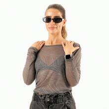 Blusa transparente con diseño lurex y efecto brillante, de manga larga y ajuste ceñido, ideal para looks elegantes y modernos. Perfecta para combinar con prendas básicas y destacar en ocasiones nocturnas. Su estilo sofisticado resalta la silueta, siendo adecuada para eventos especiales y outfits glamorosos. Una pieza versátil que añade un toque de distinción a cualquier guardarropa - Gris - Ver 3