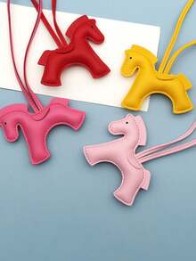 1 件奔腾的骏马和狗钥匙扣 - PU 皮革马术吊饰，14 种颜色（绿色、黑色、粉色、蓝色、黄色、白色、棕色、红色、橙色、棕色、深蓝色、深棕色、黑色、紫色、酒红色） - 可调节钥匙、包包、手机链带 - 情人节男女礼物 - 可与背包搭配