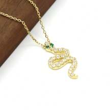 1 件 925 纯银金色蛇形吊坠项链，镶嵌璀璨钻石和祖母绿，彰显奢华优雅，适合晚会、婚礼或高端社交活动