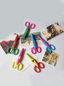 六把装饰剪刀，图案各异，包括花卉和波浪纹设计。非常适合用于学校用品、感恩节、圣诞节、生日礼物、万圣节装饰等。